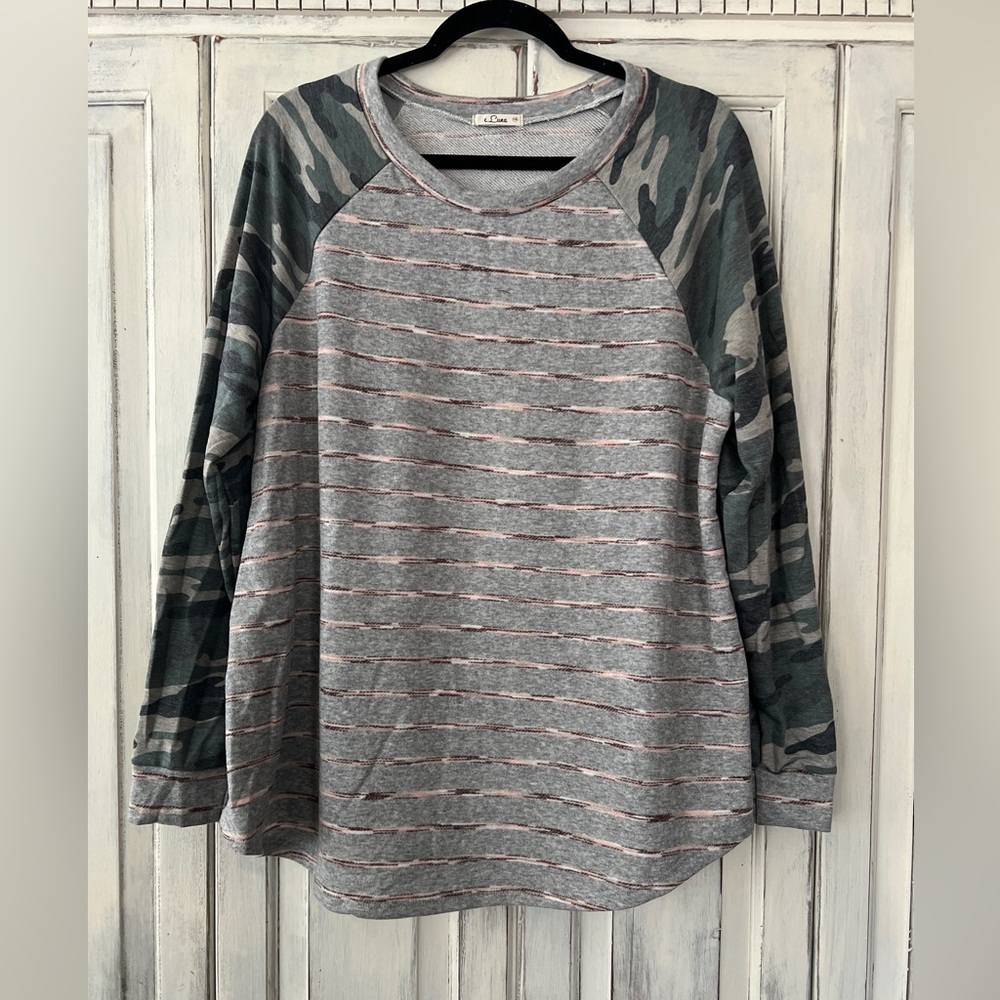 🟠NWT E LUNA Plus Long Sleeve Lightweight Top in Camo/Gray Stripe 1X